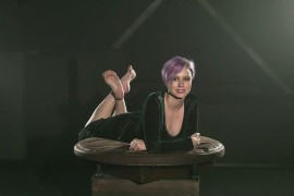 Tight and barefoot Astrid - G015