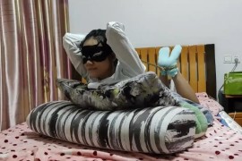 洋洋被堵嘴TK挠脚 - H673